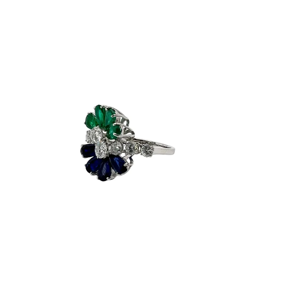 Bague Marguerite en or blanc, saphir, émeraude et diamants - Image 2
