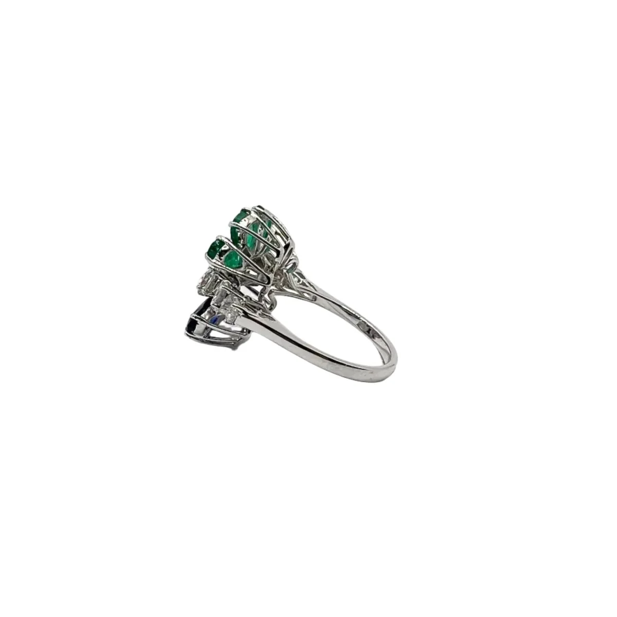 Bague Marguerite en or blanc, saphir, émeraude et diamants - Image 3