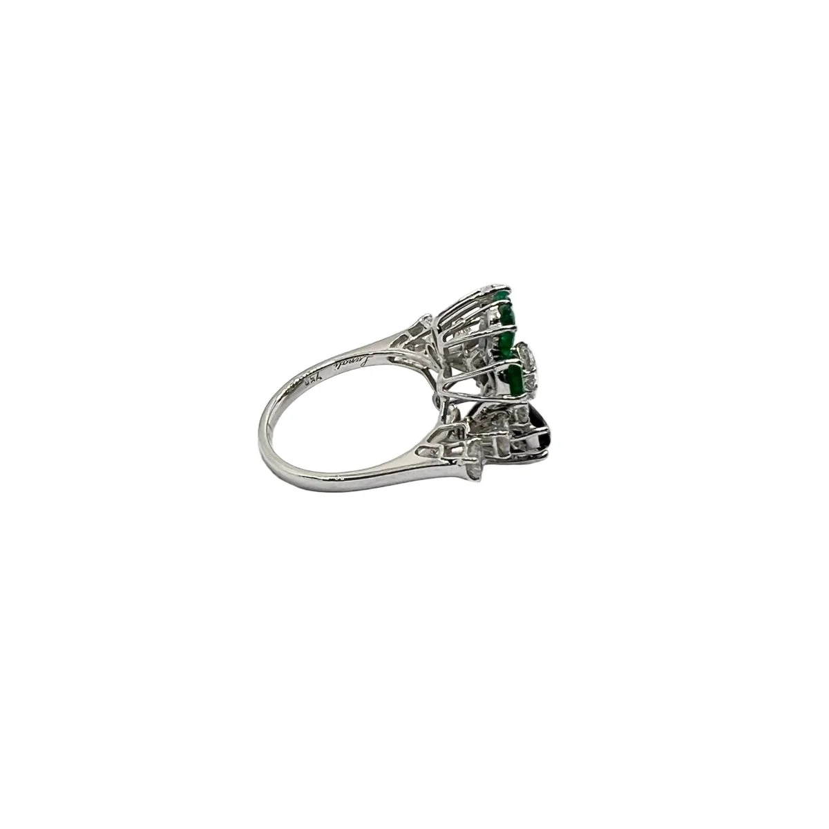 Bague Marguerite en or blanc, saphir, émeraude et diamants - Image 4