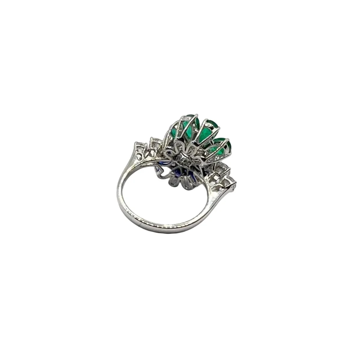 Bague Marguerite en or blanc, saphir, émeraude et diamants - Image 5