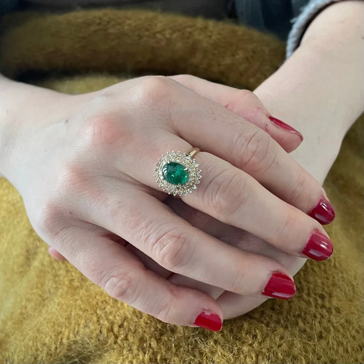 Bague Marguerite émeraude et diamants en or jaune - Image 2