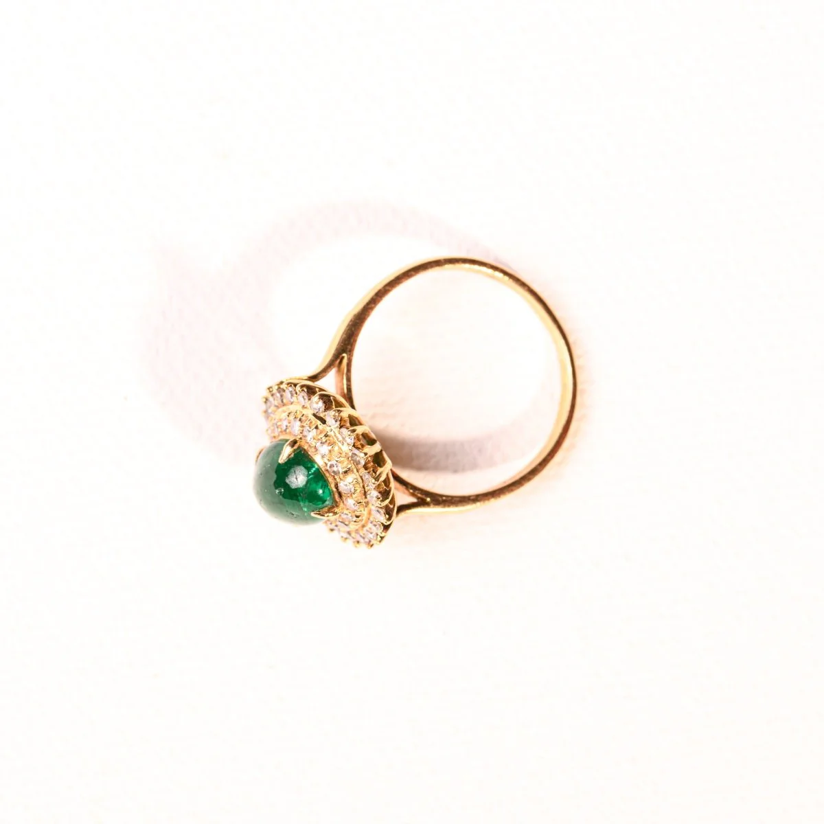 Bague Marguerite émeraude et diamants en or jaune - Image 3
