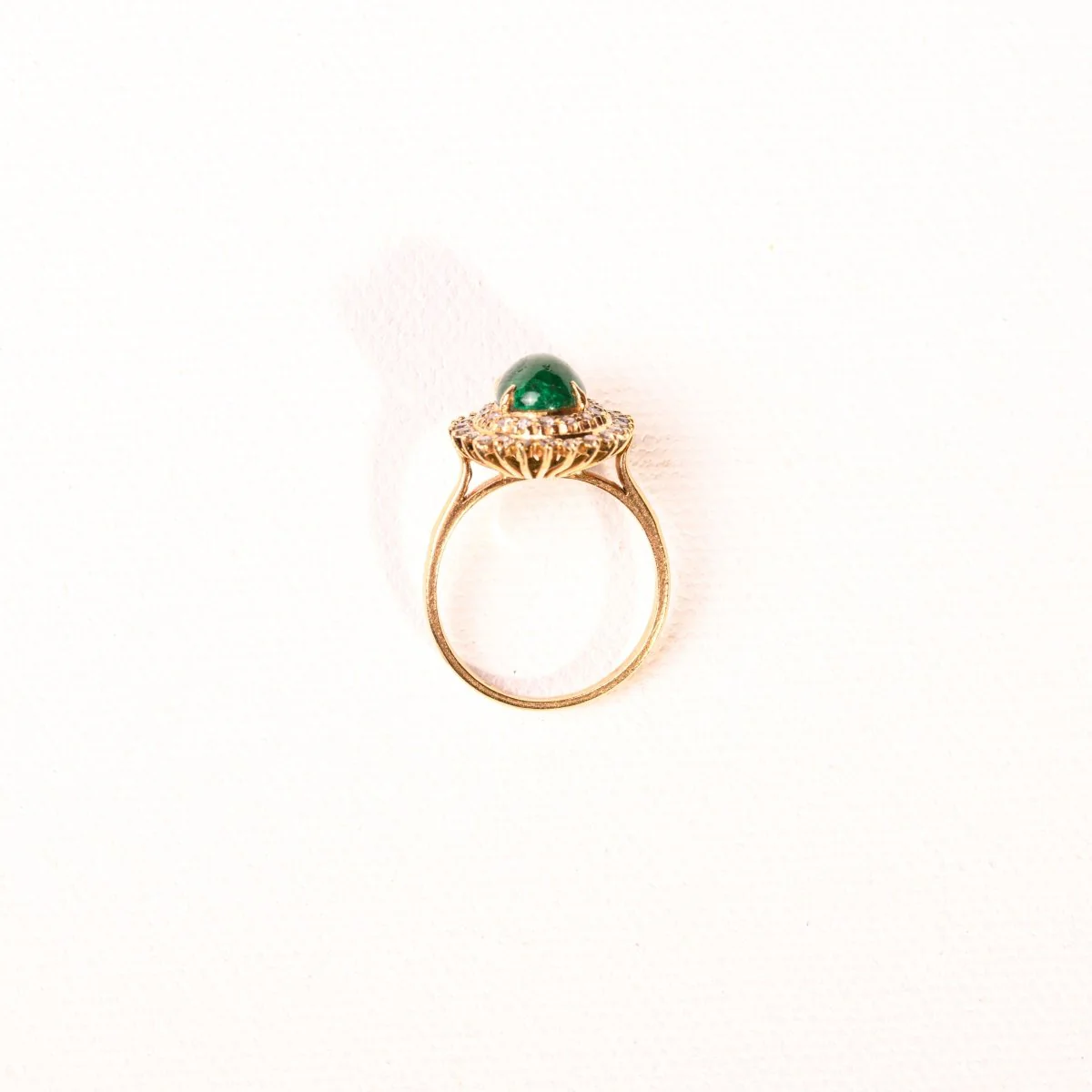 Bague Marguerite émeraude et diamants en or jaune - Image 4