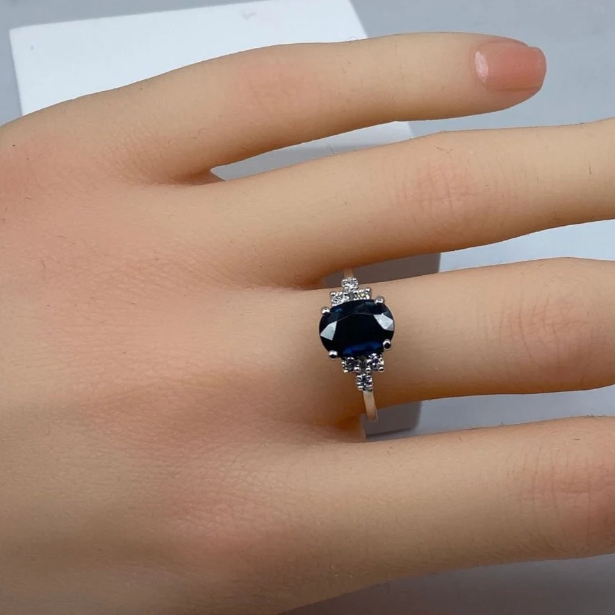 Bague en or blanc, saphir et diamants - Image 2