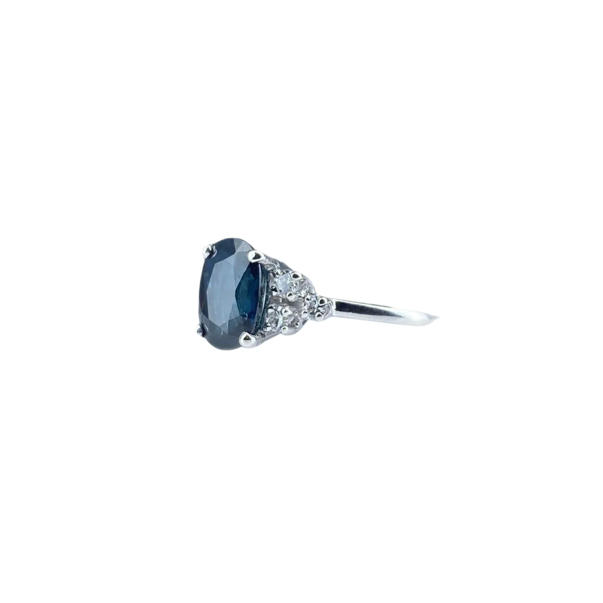 Bague en or blanc, saphir et diamants - Image 4