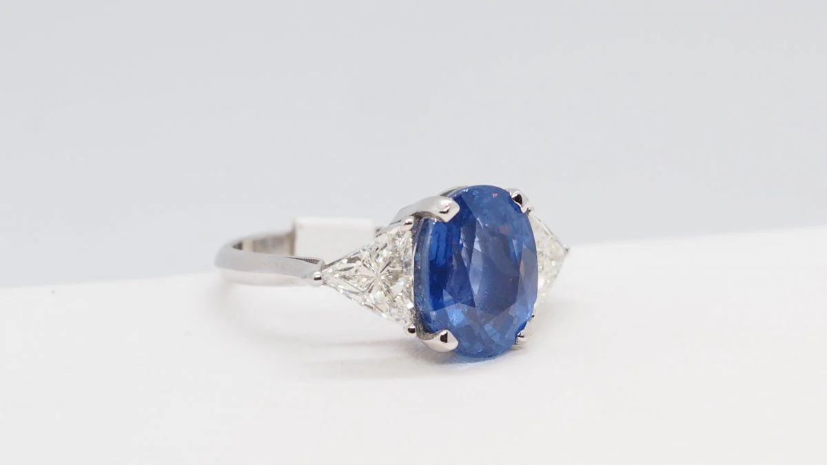 Bague en or blanc saphir de Ceylan et diamants - Image 2