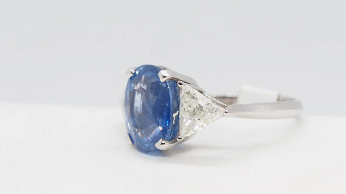 Bague en or blanc saphir de Ceylan et diamants - Image 3