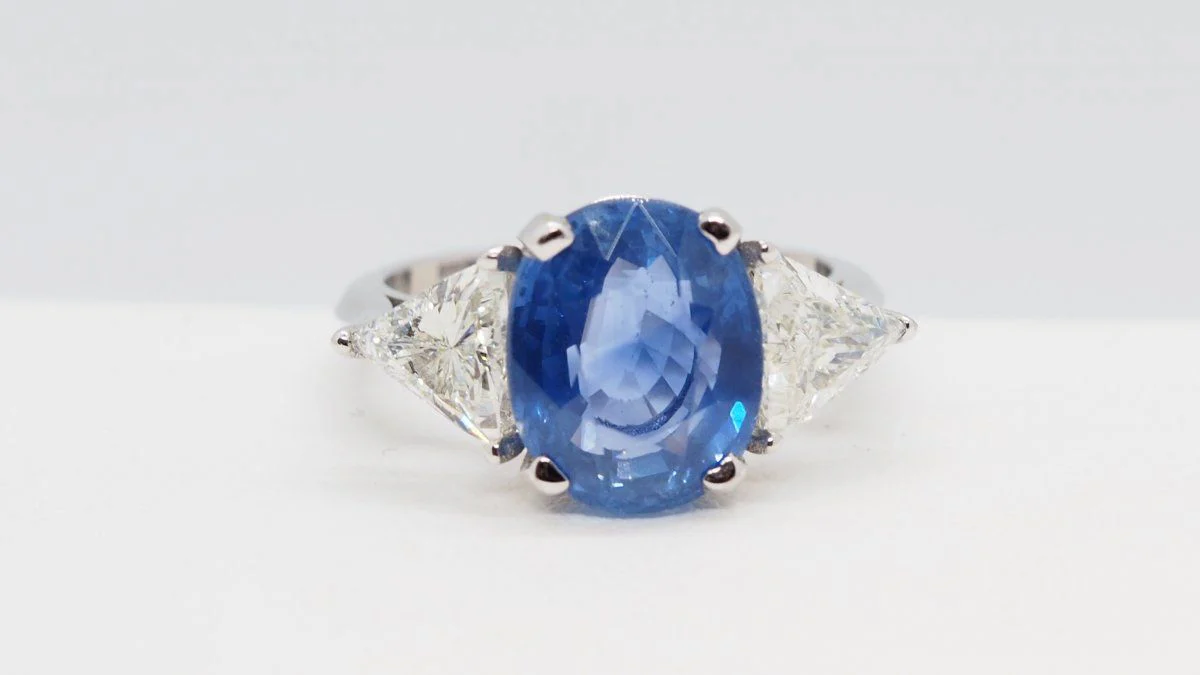 Bague en or blanc saphir de Ceylan et diamants - Image 4