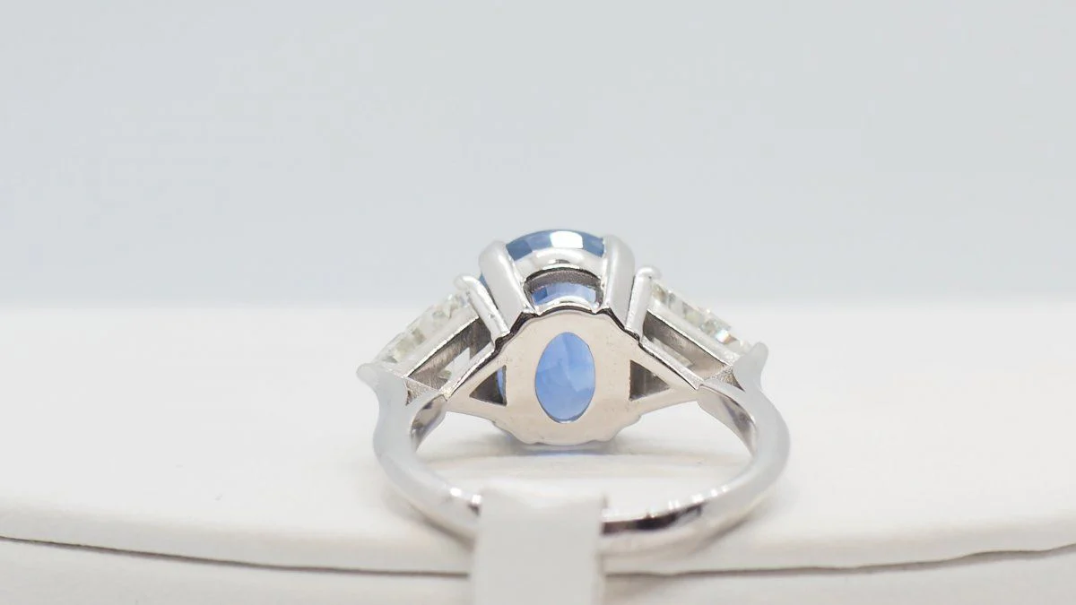 Bague en or blanc saphir de Ceylan et diamants - Image 5