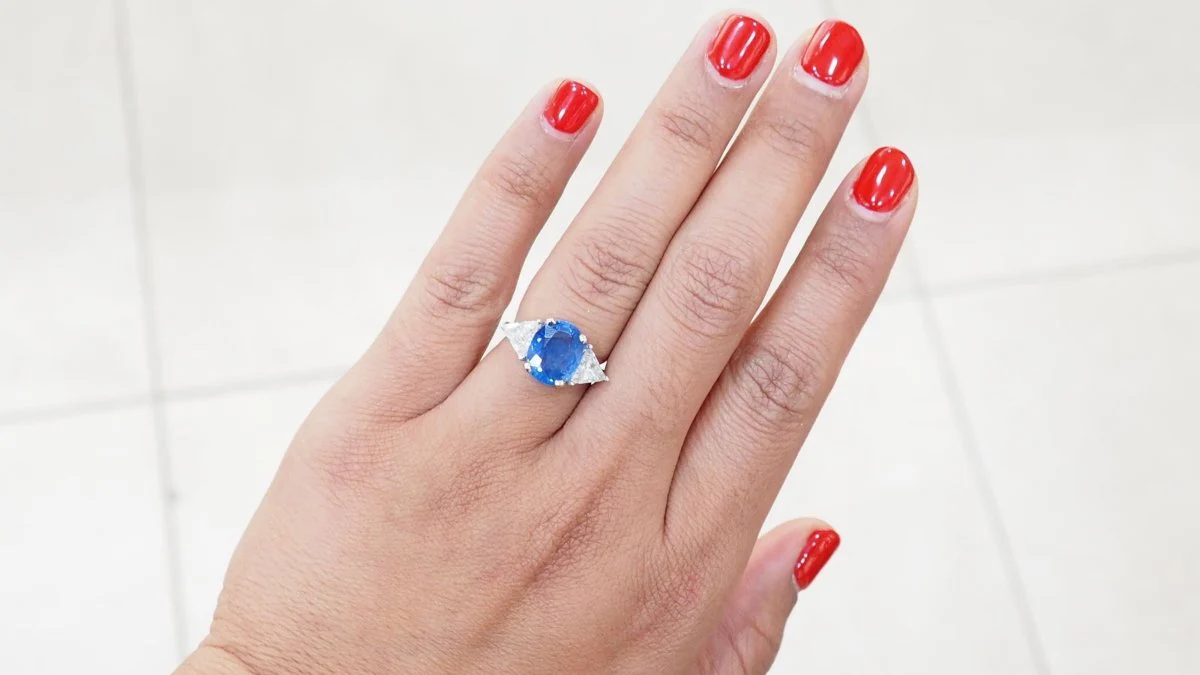 Bague en or blanc saphir de Ceylan et diamants - Image 6