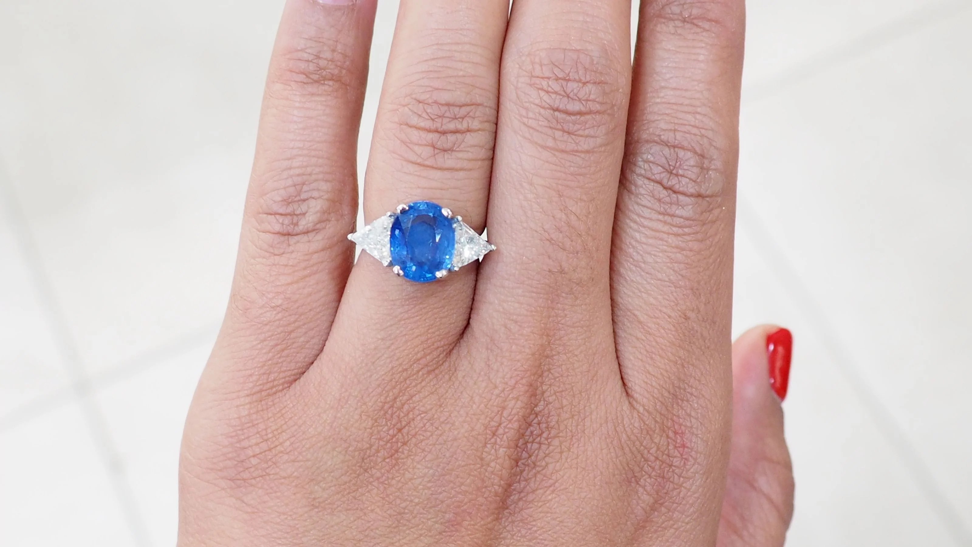 Bague en or blanc saphir de Ceylan et diamants - Image 7
