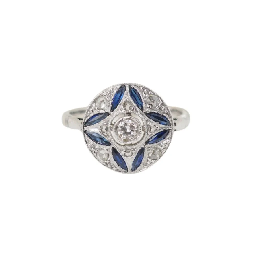 Bague Art Déco en or blanc, saphir calibrés et diamants