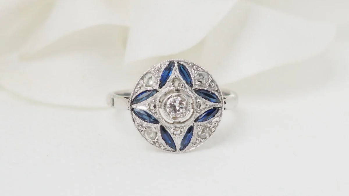 Bague Art Déco en or blanc, saphir calibrés et diamants - Image 3