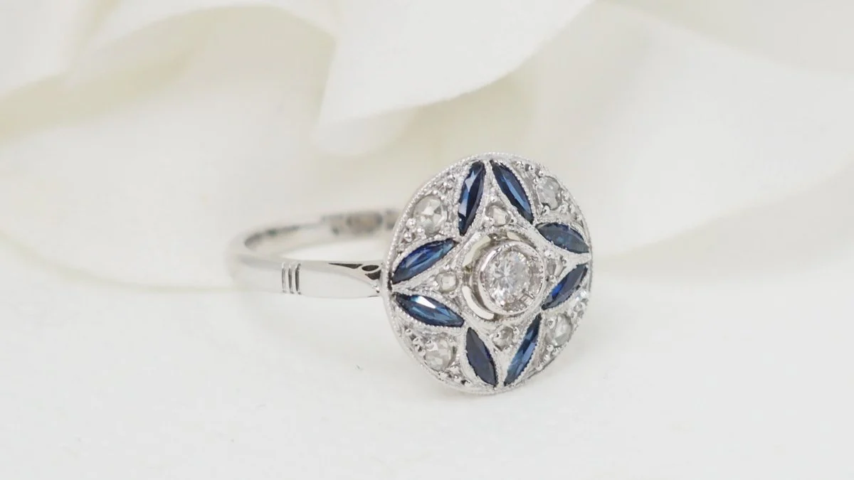Bague Art Déco en or blanc, saphir calibrés et diamants - Image 4