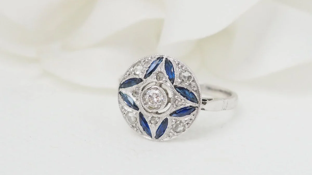 Bague Art Déco en or blanc, saphir calibrés et diamants - Image 5
