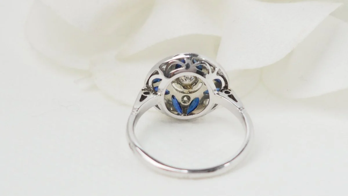 Bague Art Déco en or blanc, saphir calibrés et diamants - Image 6