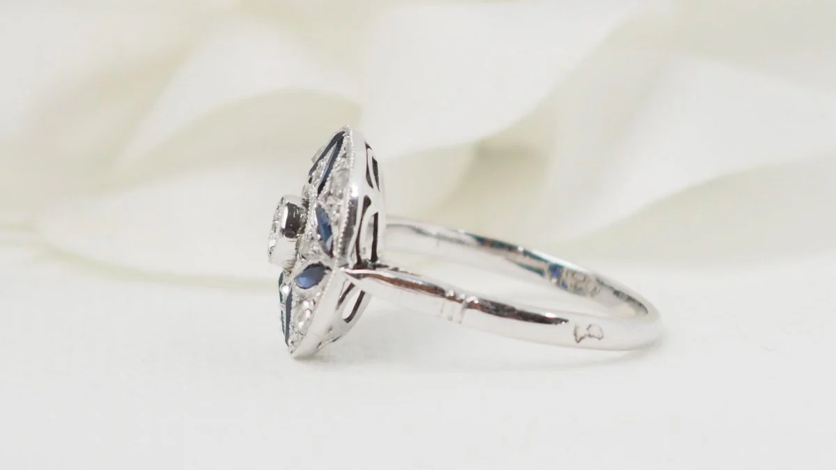 Bague Art Déco en or blanc, saphir calibrés et diamants - Image 7