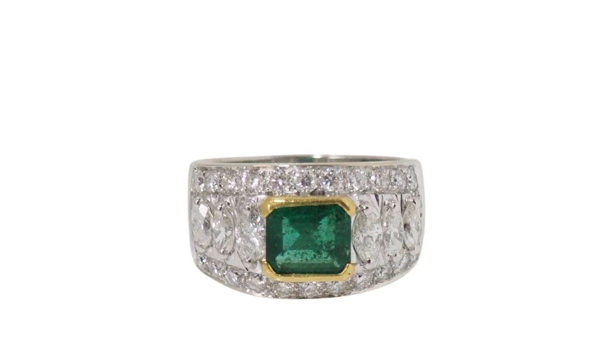 Bague Jonc plat en or blanc sertie d'une émeraude et diamants