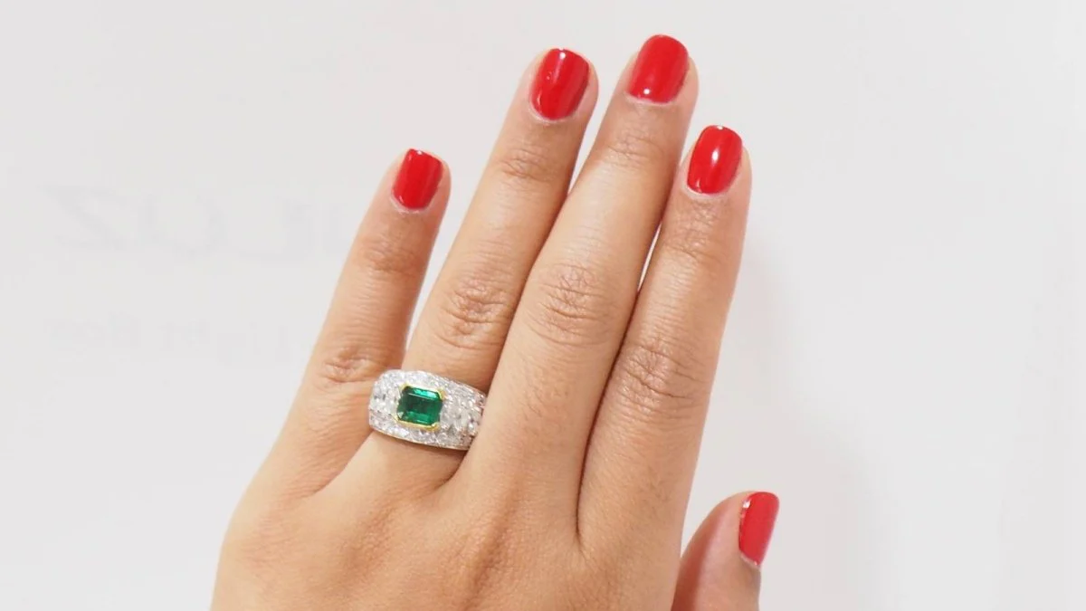 Bague Jonc plat en or blanc sertie d'une émeraude et diamants - Image 2