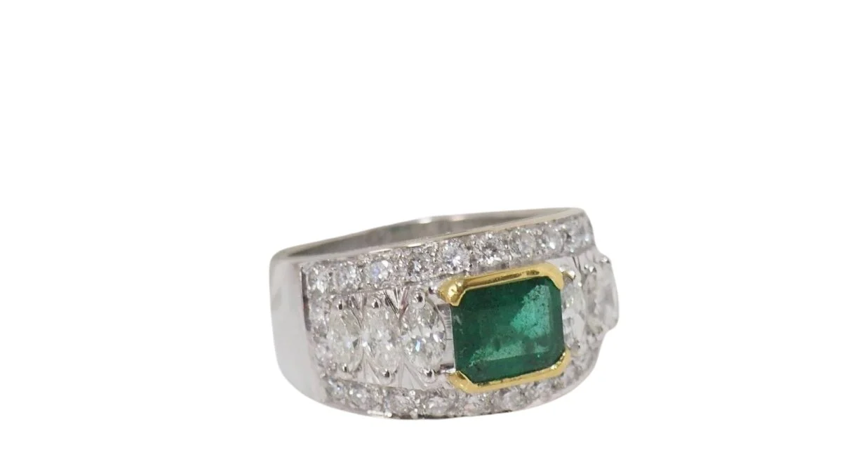 Bague Jonc plat en or blanc sertie d'une émeraude et diamants - Image 3