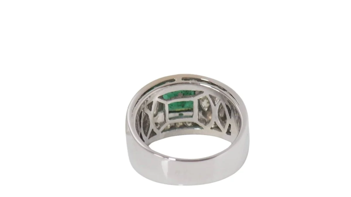 Bague Jonc plat en or blanc sertie d'une émeraude et diamants - Image 4