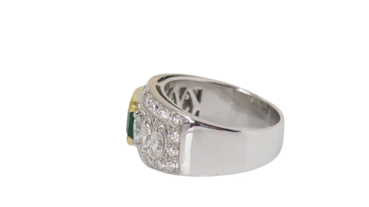 Bague Jonc plat en or blanc sertie d'une émeraude et diamants - Image 5