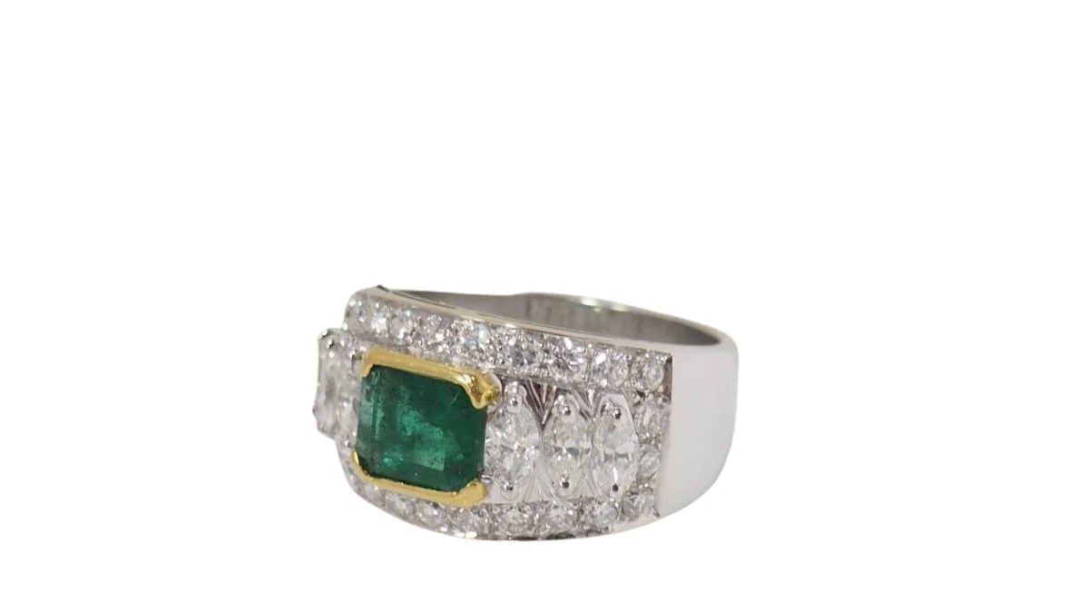 Bague Jonc plat en or blanc sertie d'une émeraude et diamants - Image 6