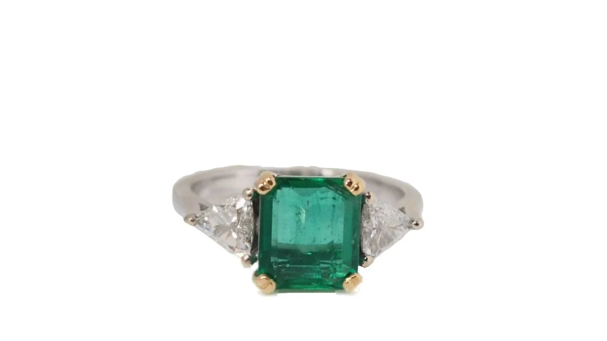 Bague en or blanc, émeraude de Colombie et diamants