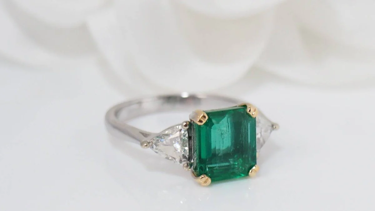 Bague en or blanc, émeraude de Colombie et diamants - Image 2