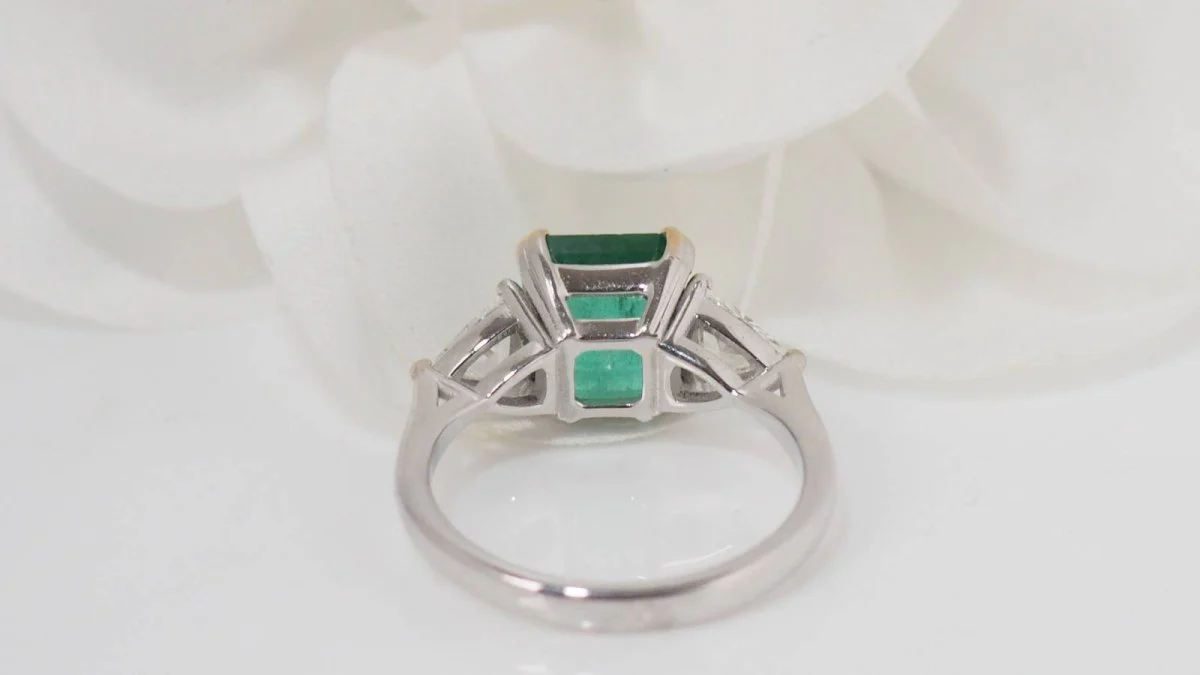 Bague en or blanc, émeraude de Colombie et diamants - Image 3
