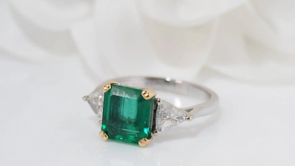 Bague en or blanc, émeraude de Colombie et diamants - Image 4