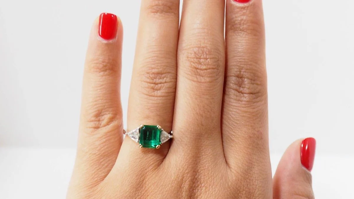 Bague en or blanc, émeraude de Colombie et diamants - Image 5