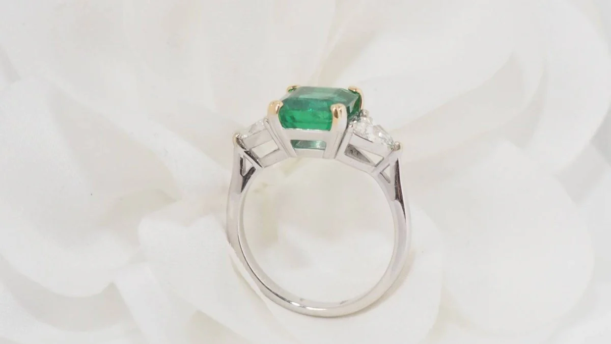 Bague en or blanc, émeraude de Colombie et diamants - Image 6