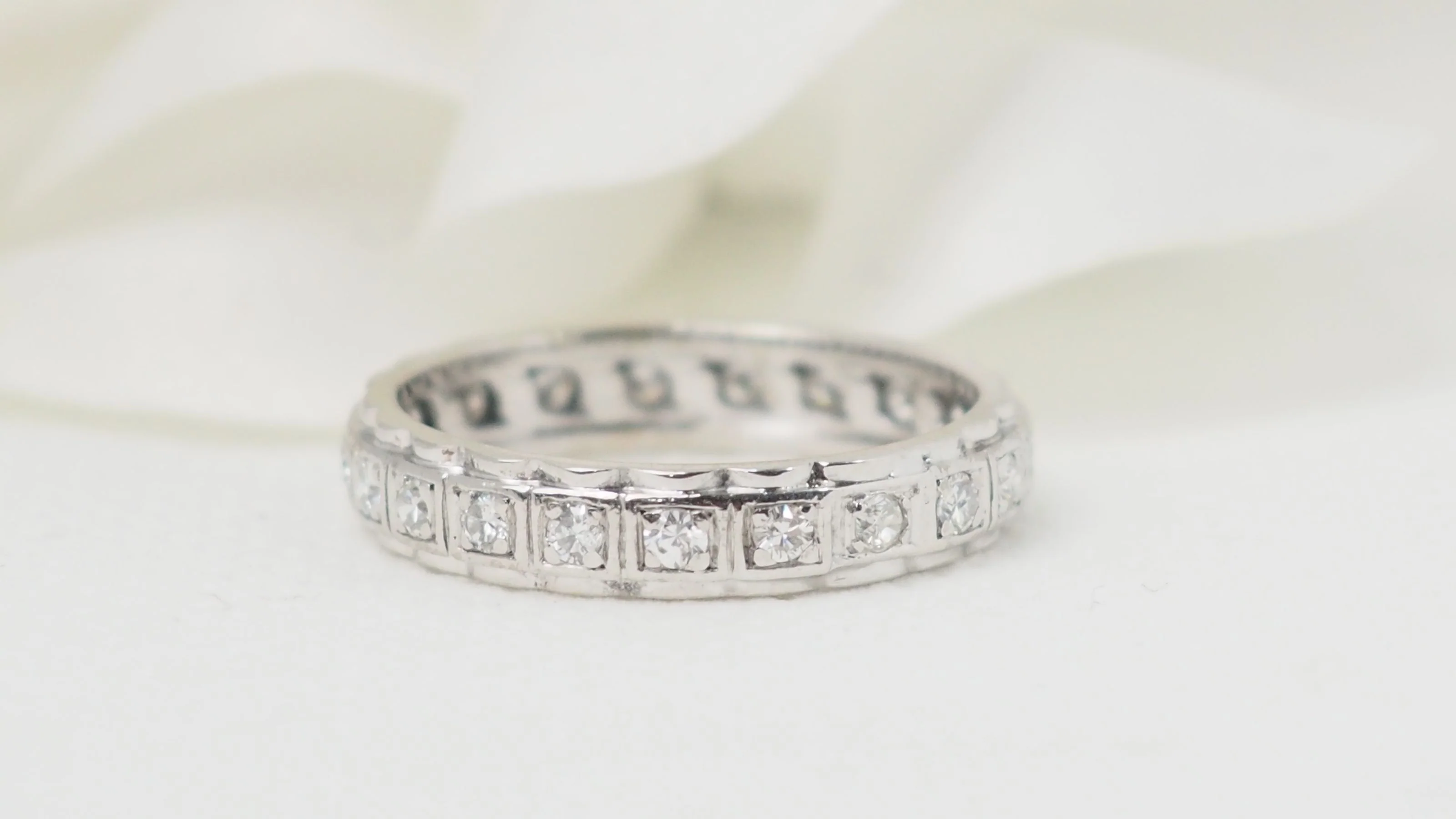 Alliance tour complet en or blanc et diamants