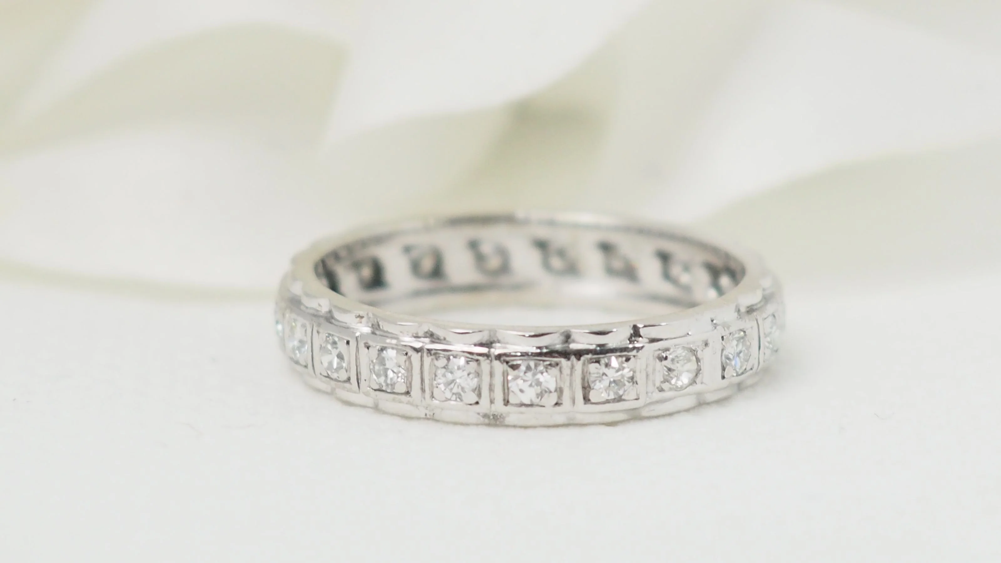 Alliance tour complet en or blanc et diamants - Image 4