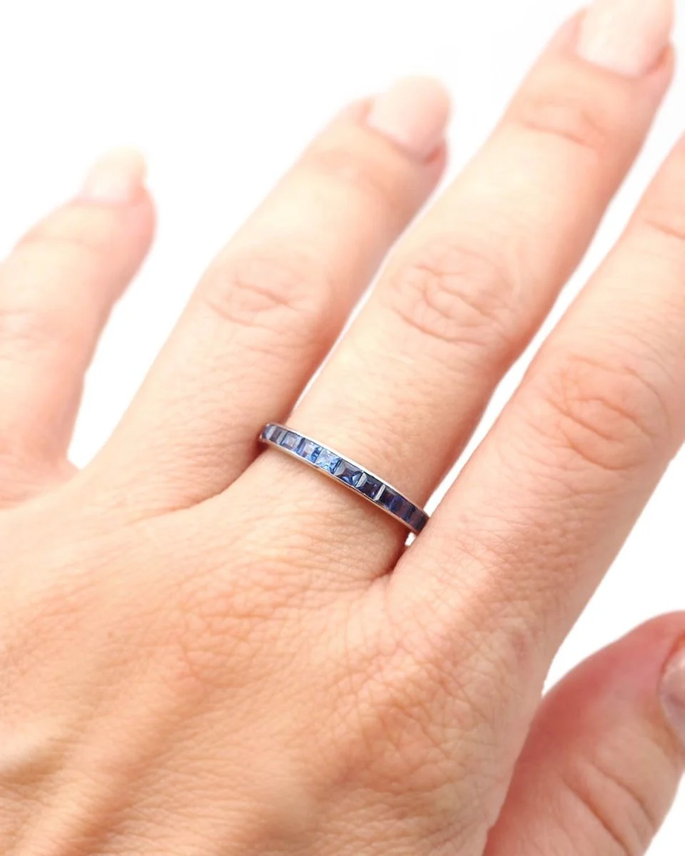 Bague Alliance en or blanc, platine et saphirs - Image 2