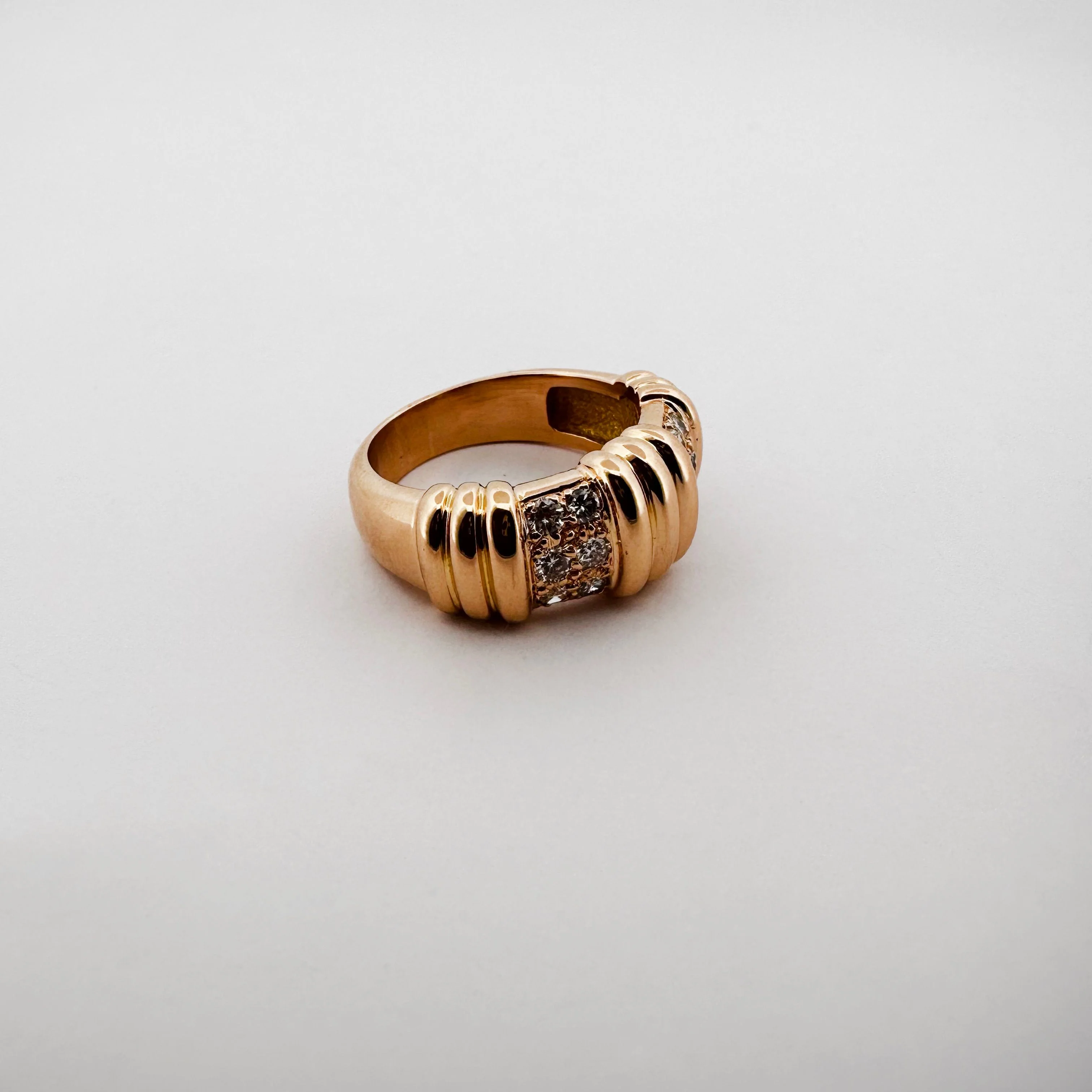 Bague Bandeau à godrons en or jaune et diamants - Image 3