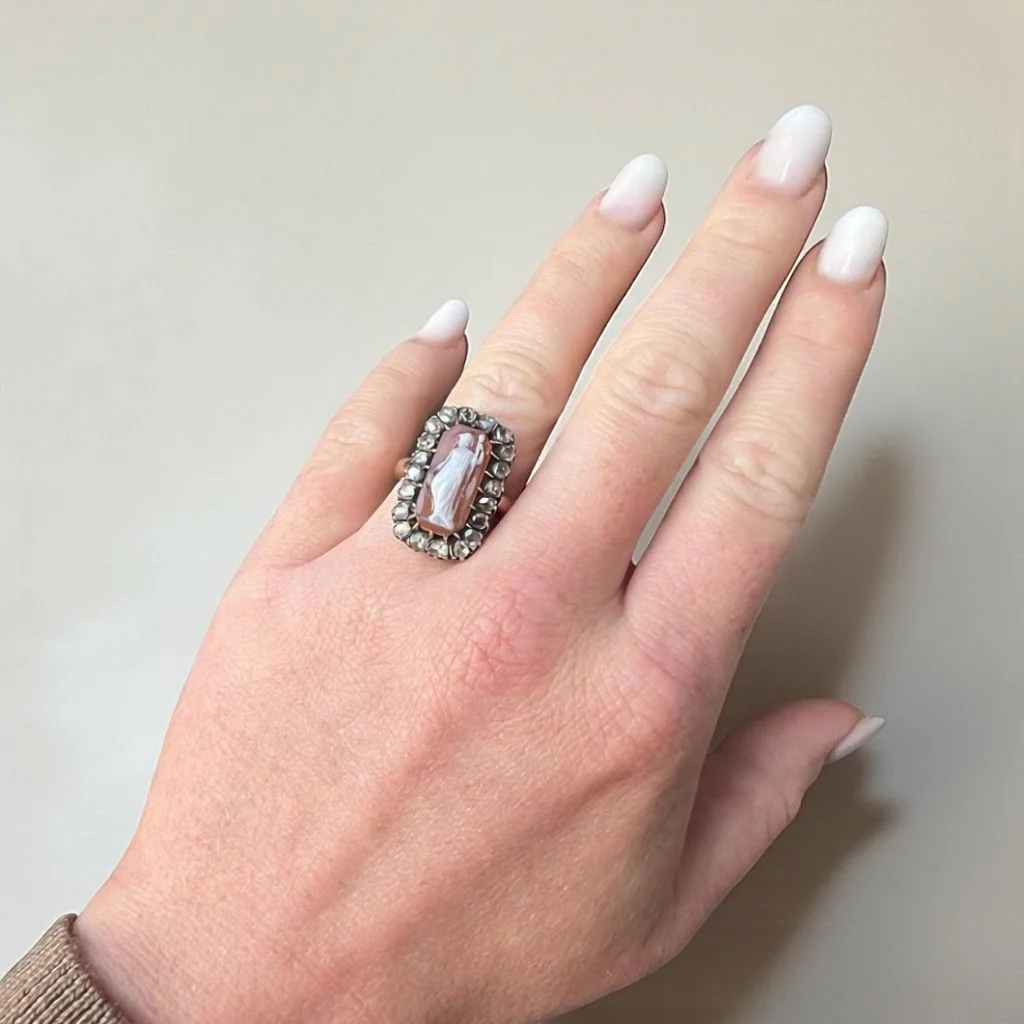 Bague Entourage en or jaune, argent, camée et diamants - Image 2