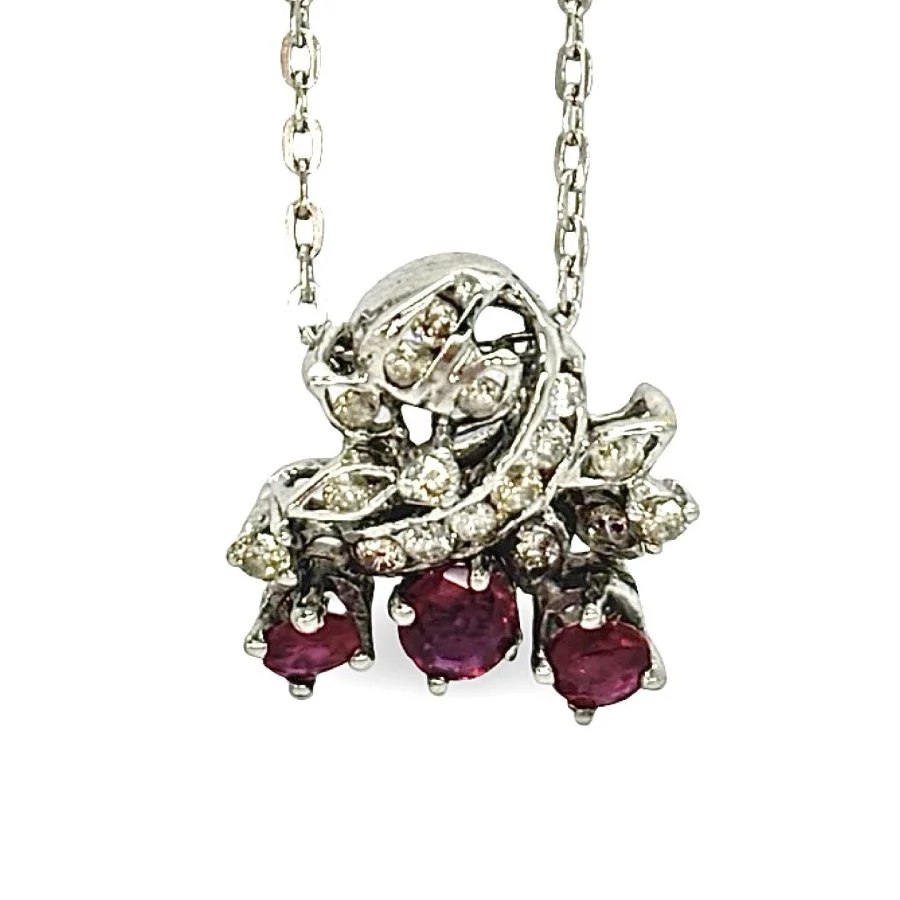 Collier en or blanc, rubis et diamants