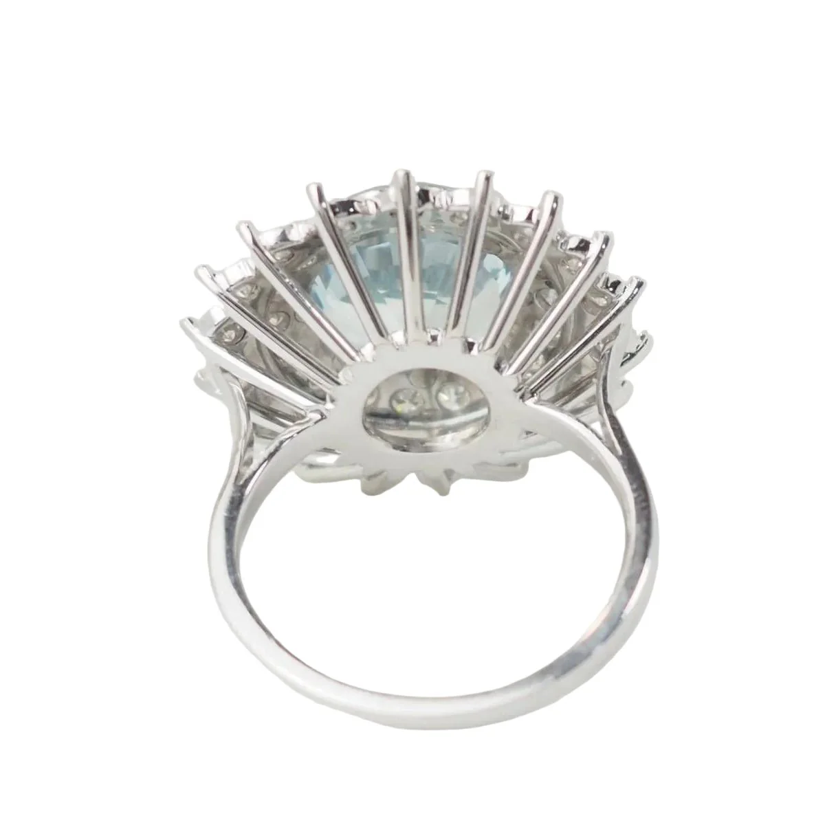 Bague Entourage en or blanc, platine, aigue-marine et diamants - Image 4