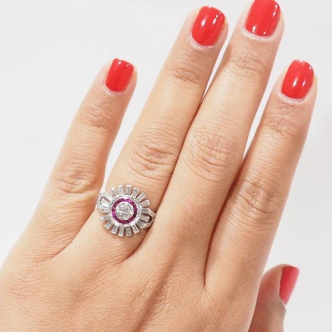 Bague Solitaire en or blanc, rubis et diamants - Image 2