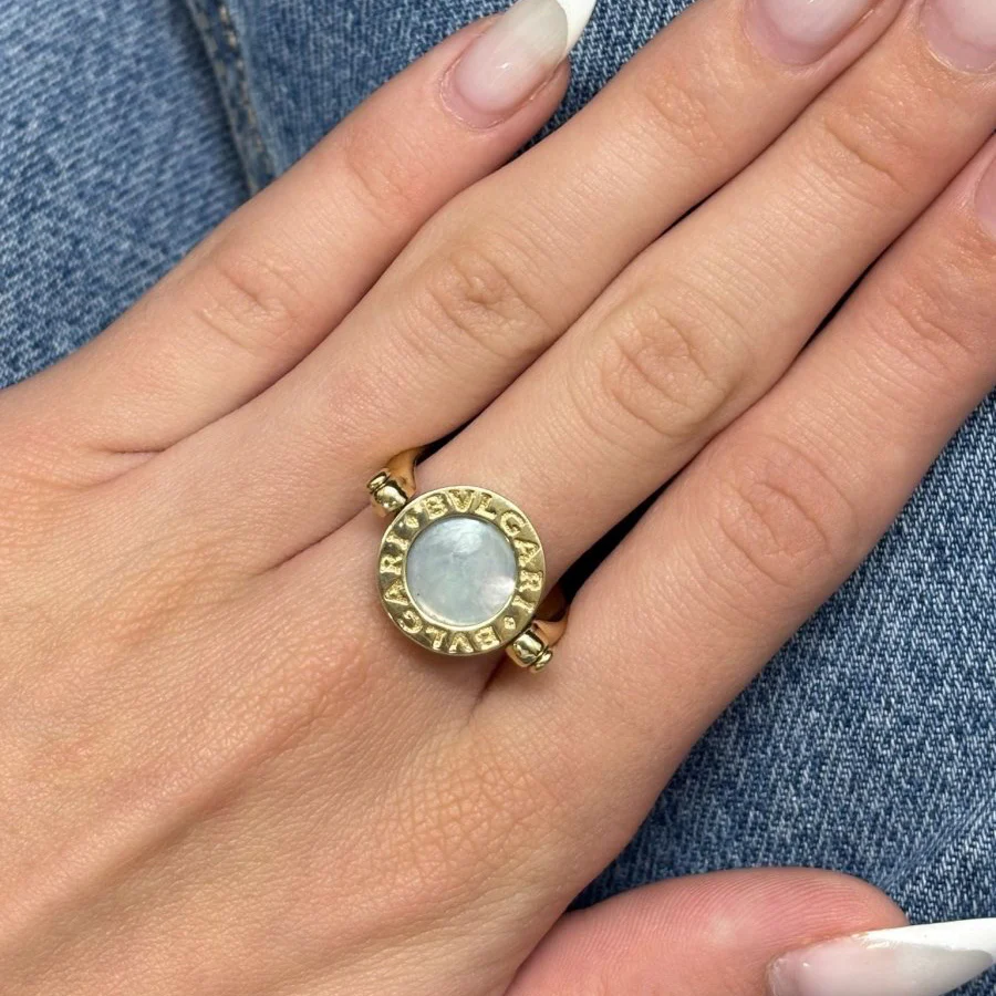 Bague BULGARI en or jaune, nacre, et onyx - Image 4
