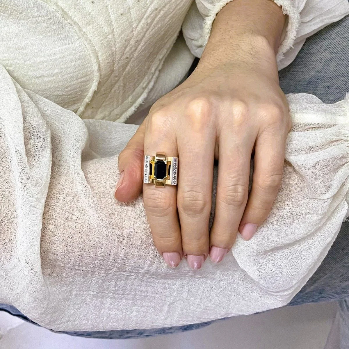 Bague Tank en or jaune, or blanc, saphir et diamants - Image 2