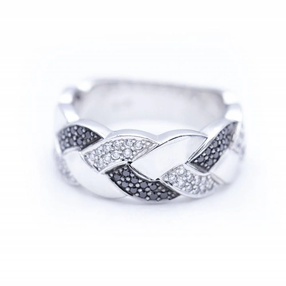 Bague tressée en or blanc avec diamants blancs et noirs.