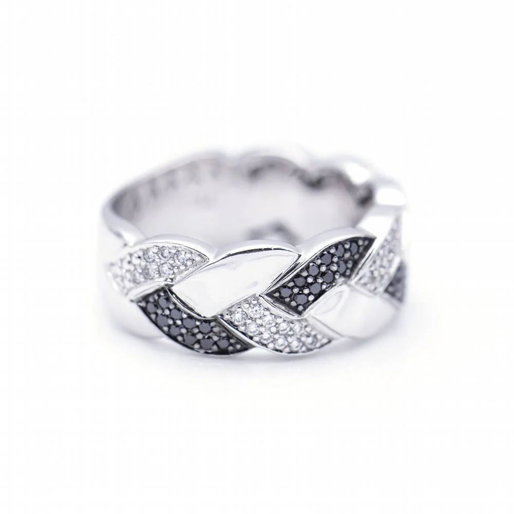 Bague tressée en or blanc avec diamants blancs et noirs. - Image 2