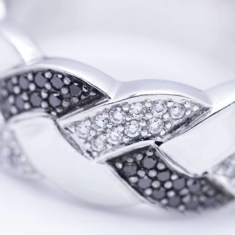 Bague tressée en or blanc avec diamants blancs et noirs. - Image 4