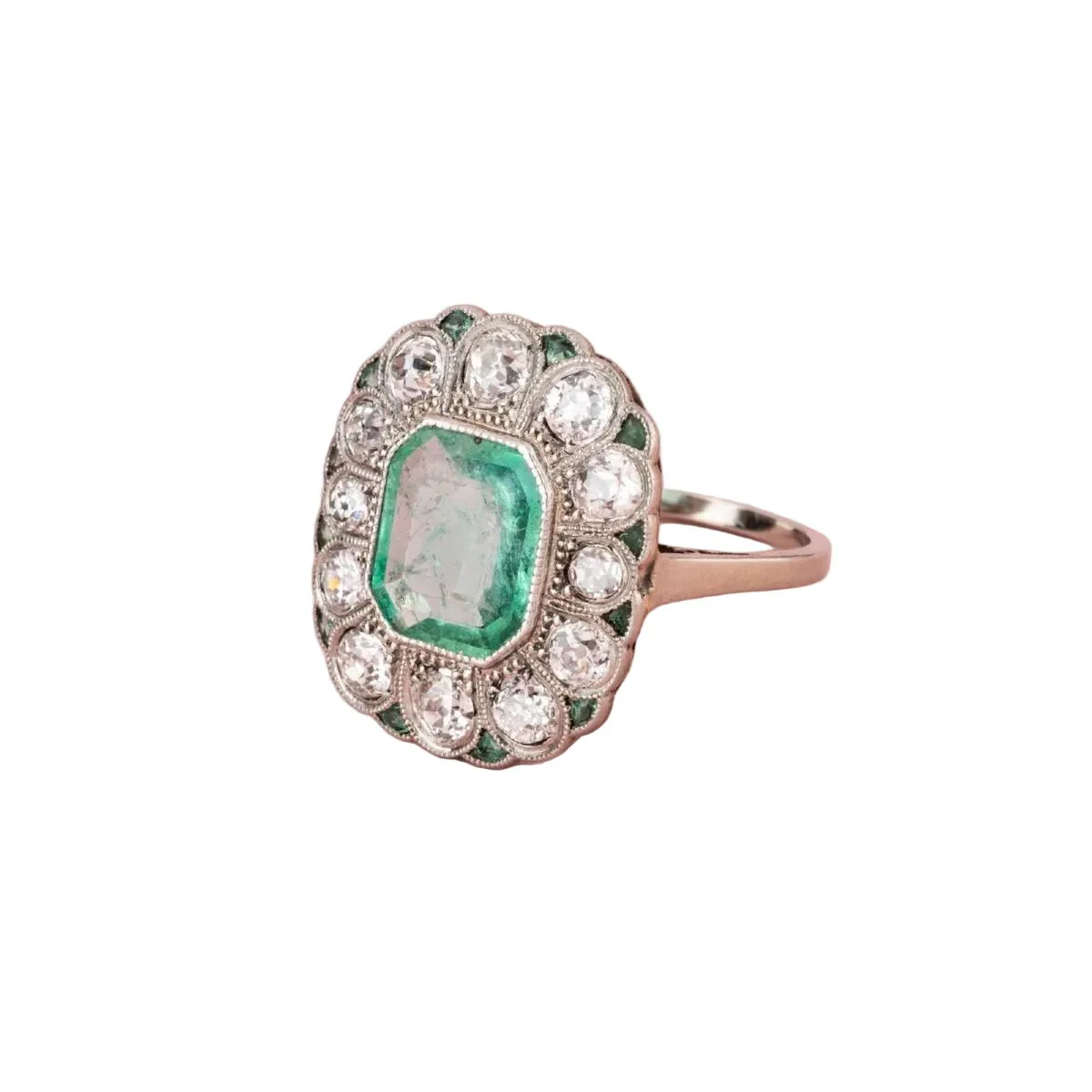 Bague Entourage en or blanc, platine, émeraude et diamants - Image 3