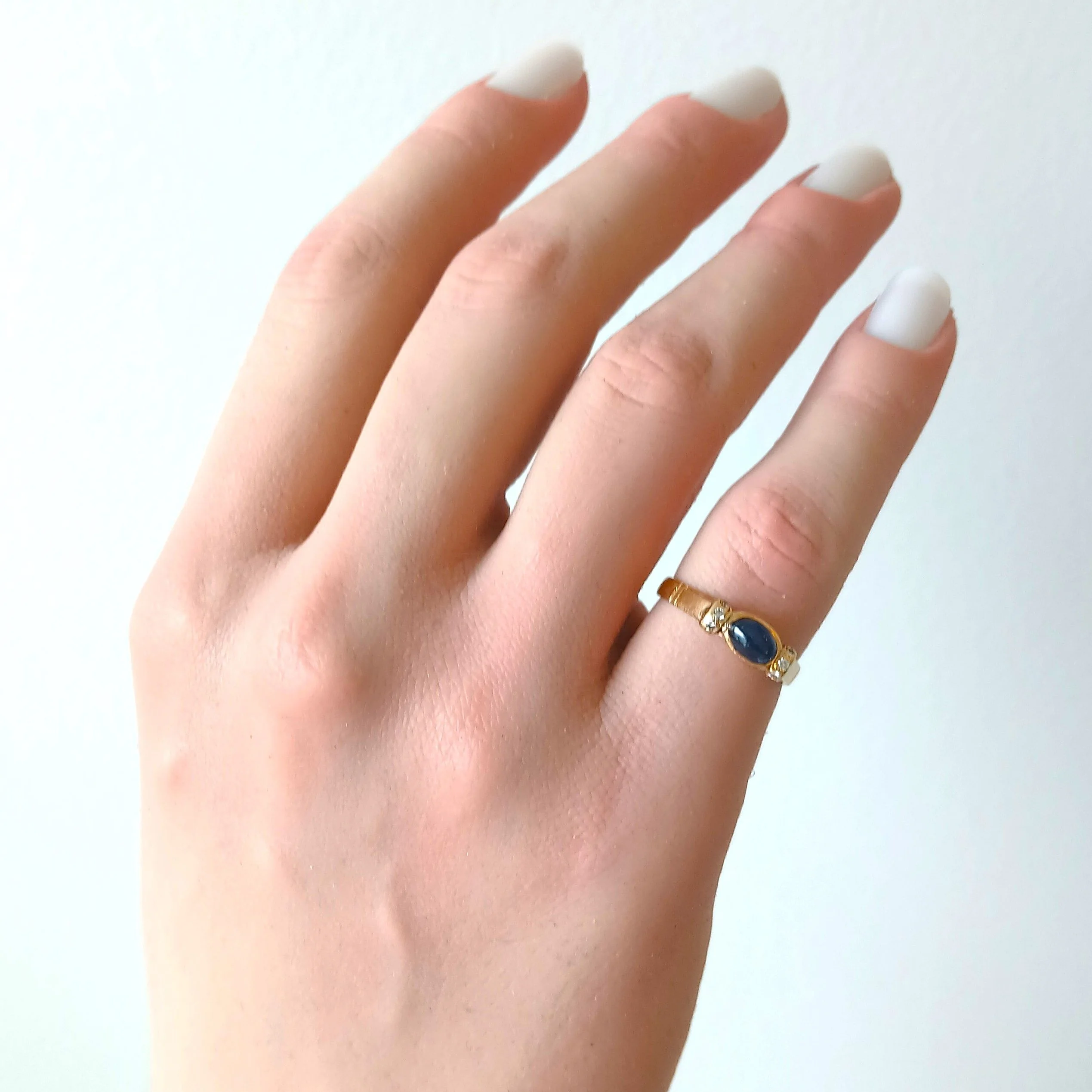 Bague en or jaune, saphir et diamants - Image 2
