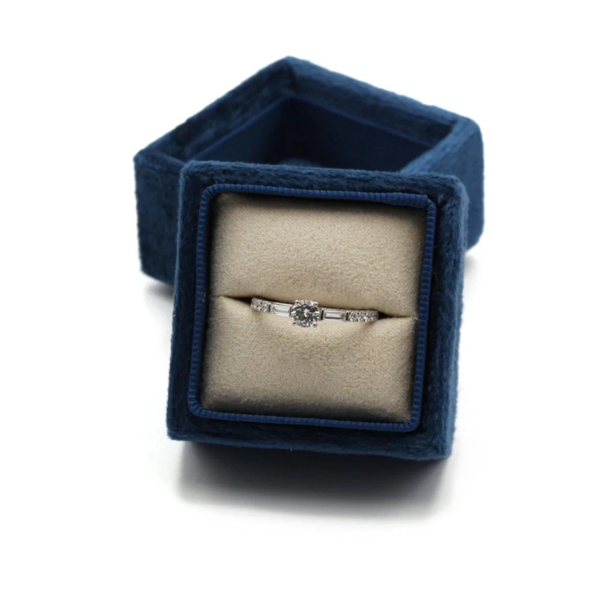 Bague en or blanc et diamants - Image 6