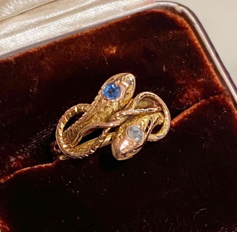 Bague ancienne à deux têtes de serpents en or rose 18k - Image 2